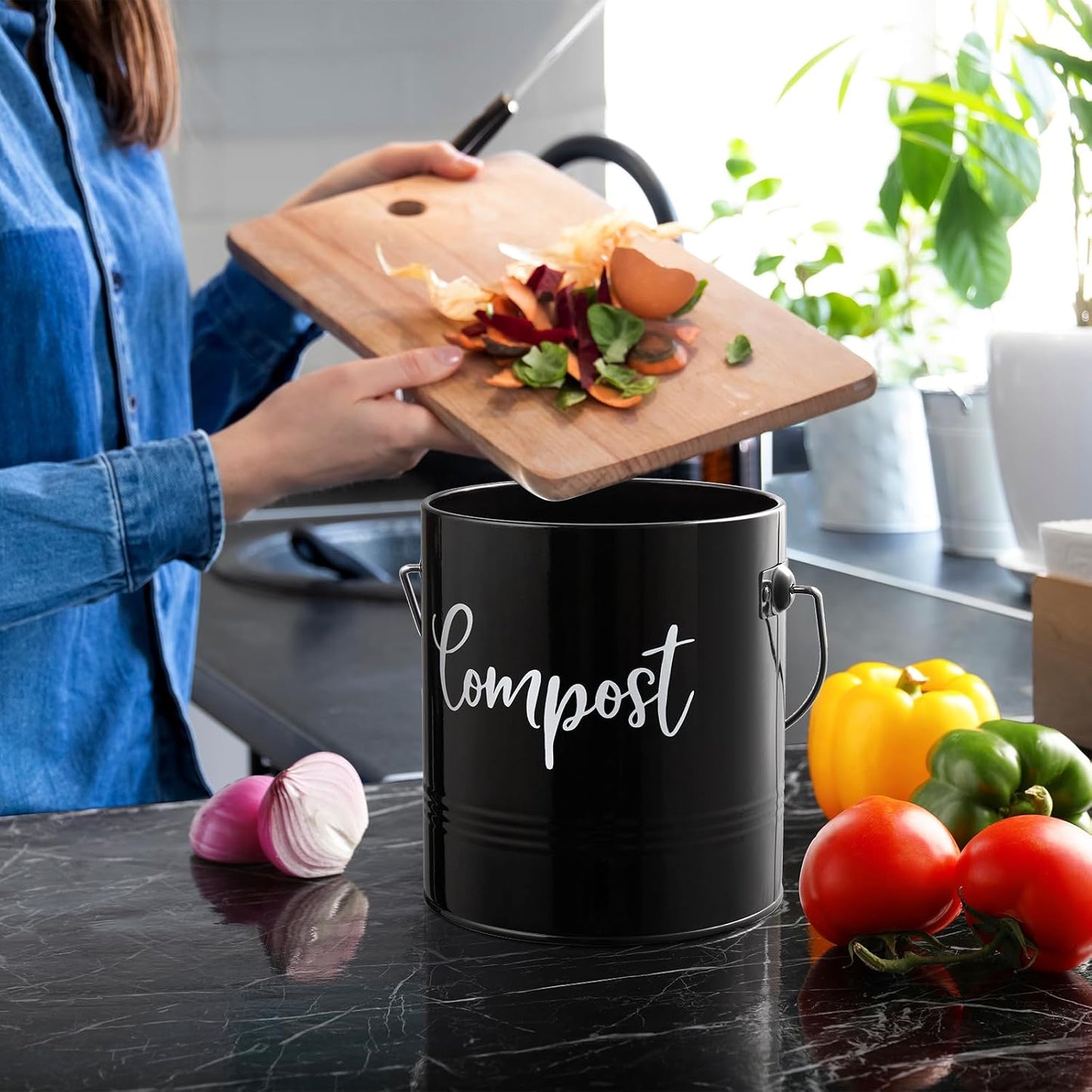 Compost Bin Kitchen, 1.3 Gallon Farmhouse Kitchen Compost Bin Countertop, Indoor Countertop Compost Bucket with Lid and Charcoal Filters, Black